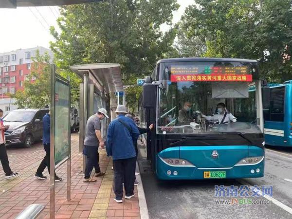 济南b36路站点20年自觉排队乘车