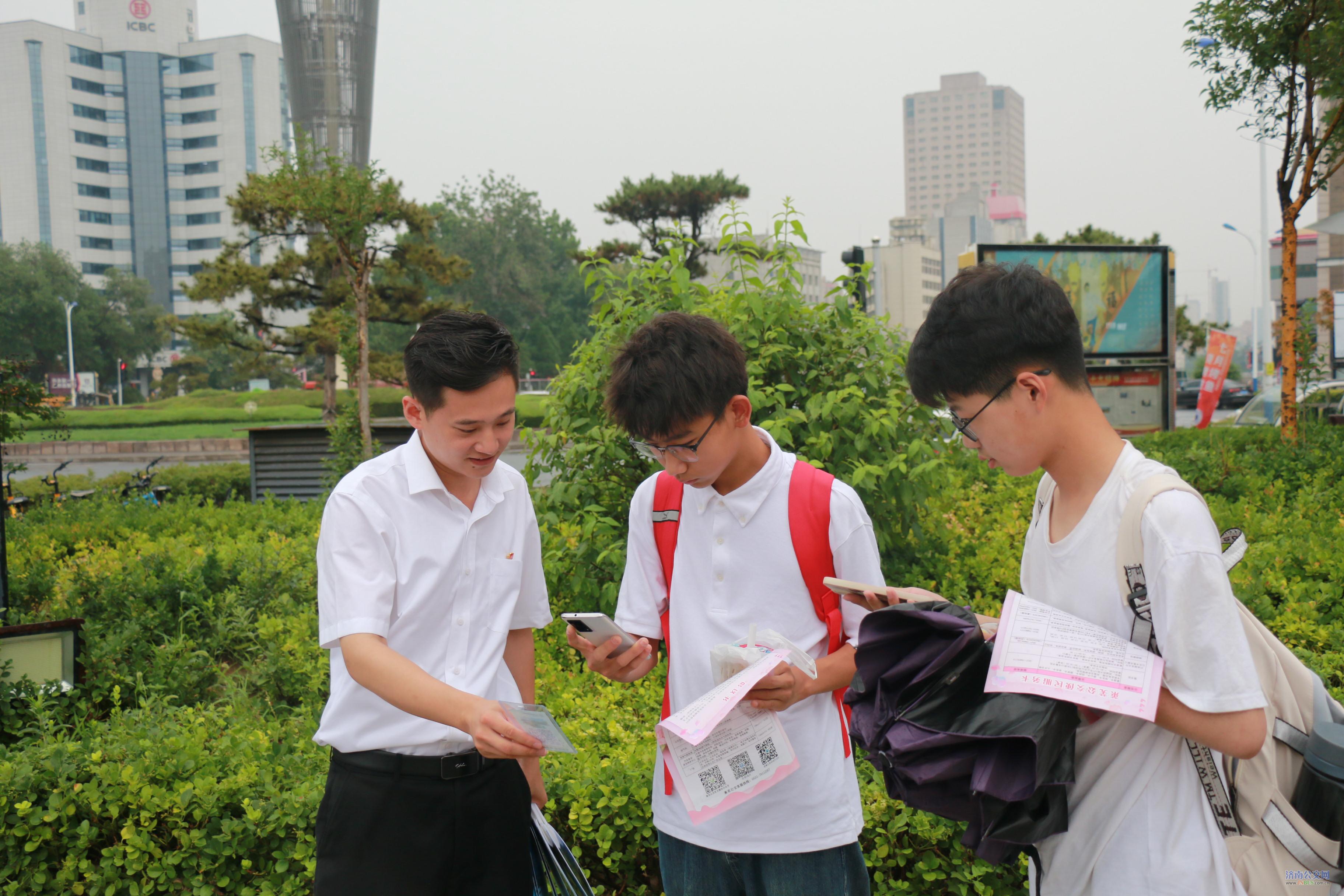 节能降碳 优选公交 你我同行